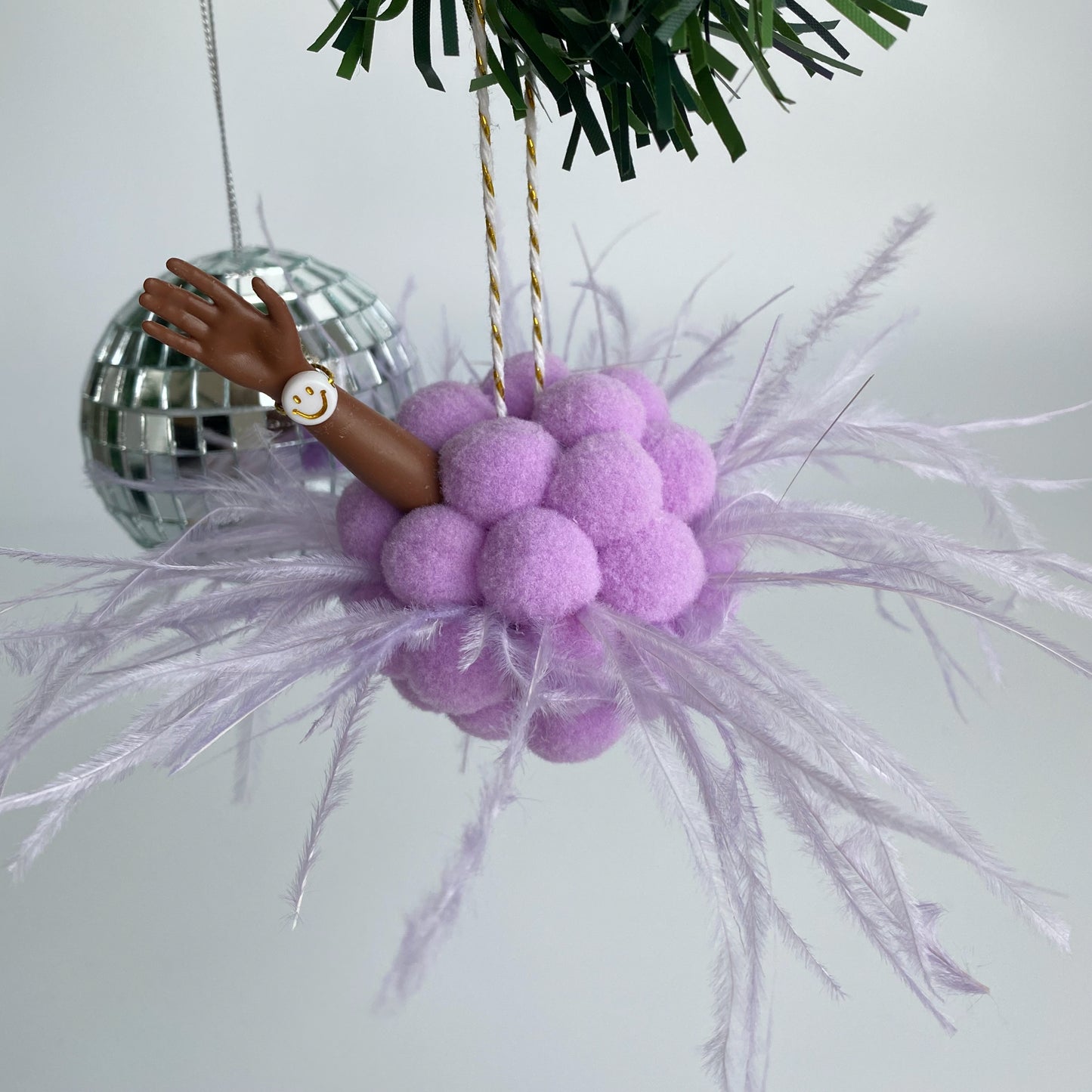 Christmas ball Smiling Diva with feathers - Lilac